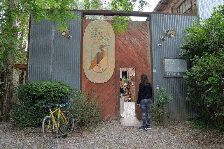 The Garzon School está actualmente instalado en Casa Zinc, una posada con bibliotecas de otra época, globos terráqueos y seis habitaciones reconvertidas en aulas