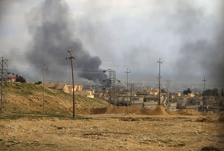 A general view shows the town of Sinjar as smoke rises from what activists said were U.S.-led air strikes December 22, 2014. REUTERS/Stringer