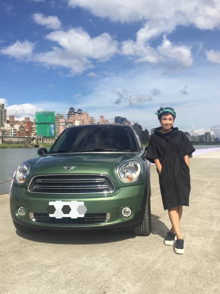 【女星聊愛車】 謝麗金換Mini Cooper Countryman竟只為了車屁股？開車改運卻卡在電線桿上？！