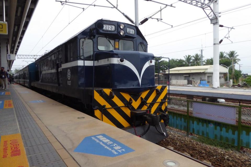 台鐵觀光列車藍皮解憂號十月啟航以來，深受旅客喜愛。（中央社）