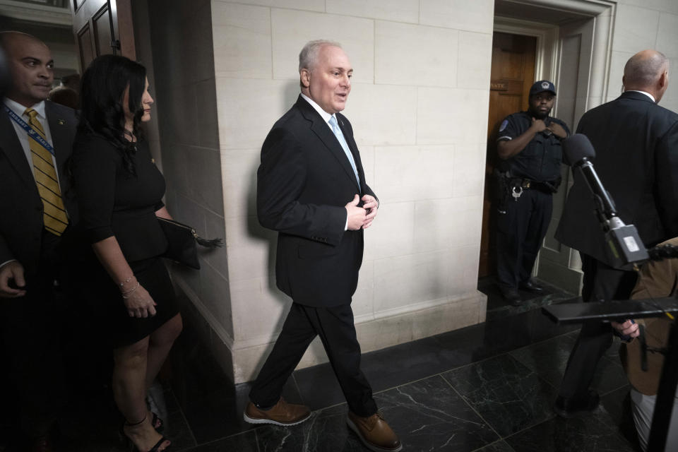 El líder de la mayoría Steve Scalise llega para hablar con los periodistas tras una reunión privada con los representantes republicanos durante la cual fue nominado como su candidato a presidente de la Cámara de Representantes, en el Capitolio, Washington, el miércoles 11 de octubre de 2023. (AP Foto/Mark Schiefelbein)