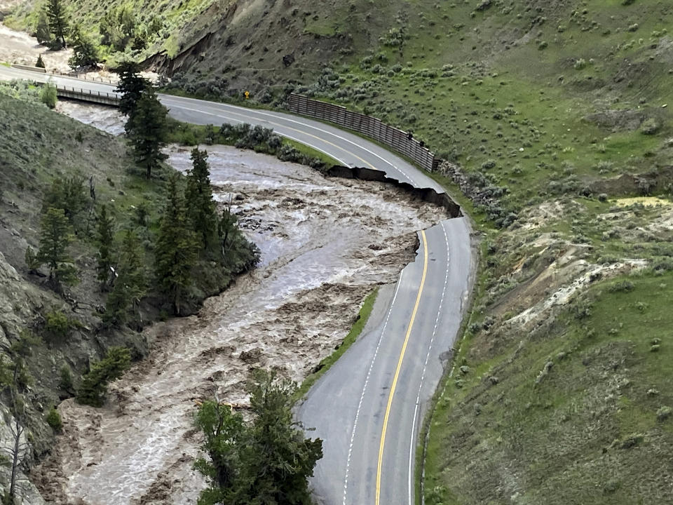 Foto aérea de un arroyo desbordado que causó destrozos en una carretera del acceso norte al Parque Nacional de Yellowstone en Gardiner (Montana) el 13 de junio del 2022. (Doug Kraus/National Park Service via AP)