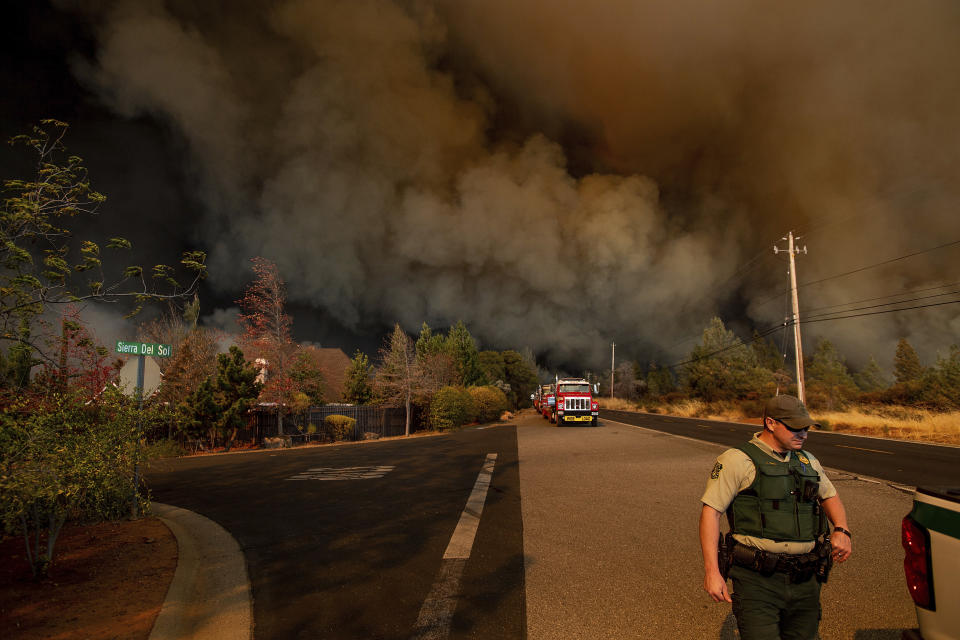 The Camp Fire works its way through Paradise, Calif., Nov. 8, 2018. (Photo: Noah Berger/AP)