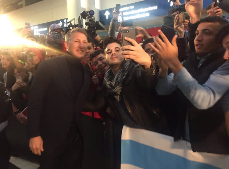 So herzlich wird Bastian Schweinsteiger von seinen Fans am Flughafen in Chicago begrüßt. (Bild: Twitter)