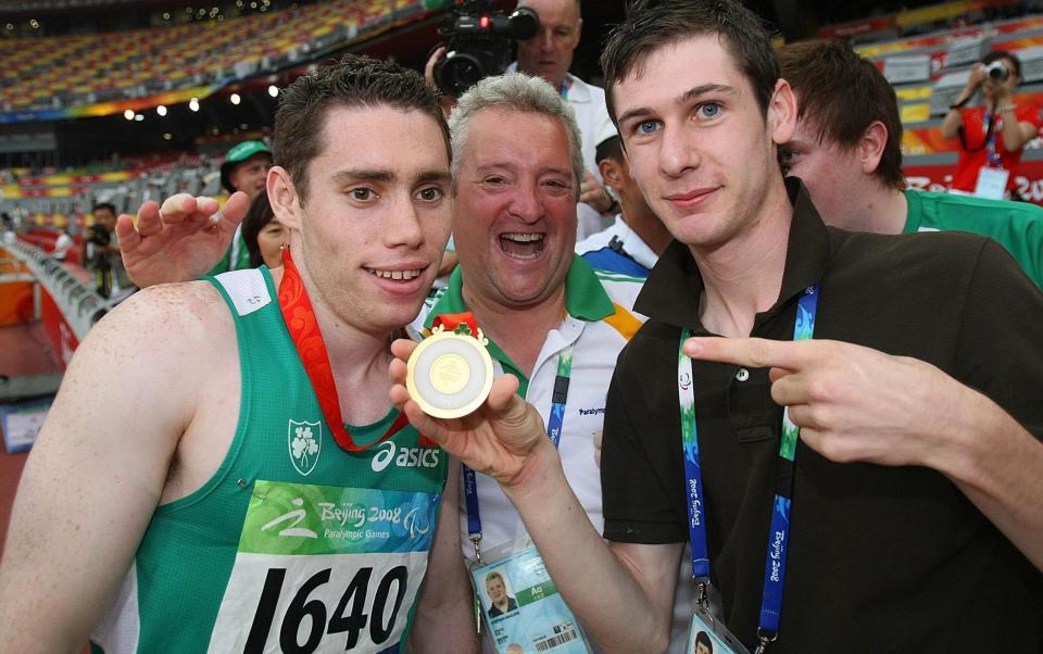 Ireland's Jason Smyth with fellow gold medalist Michael McKillop and coach Stephen Maguire after winning the gold medal in the men's 100M T13 Final in a world record time of 10.62 at the National Stadium during the Beijing Paralympic Games 2008, China - PA/ALAMY