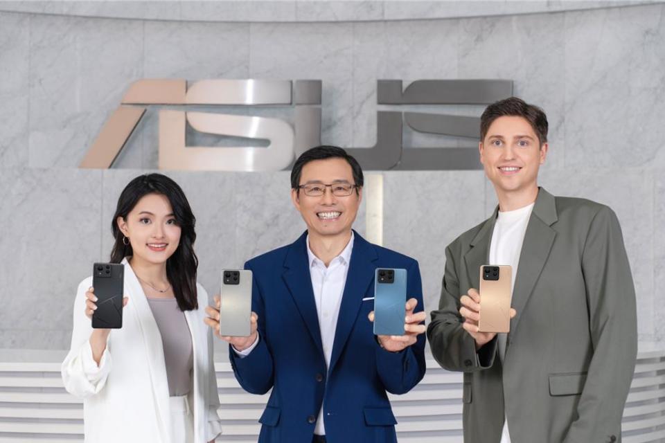 華碩5G旗艦手機Zenfone 11 Ultra在共同執行長許先越（中）領軍下，14日正式登場。圖／華碩提供