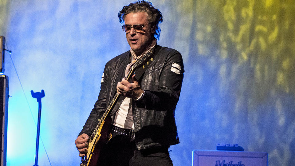 Dean Roland plays live with Collective Soul