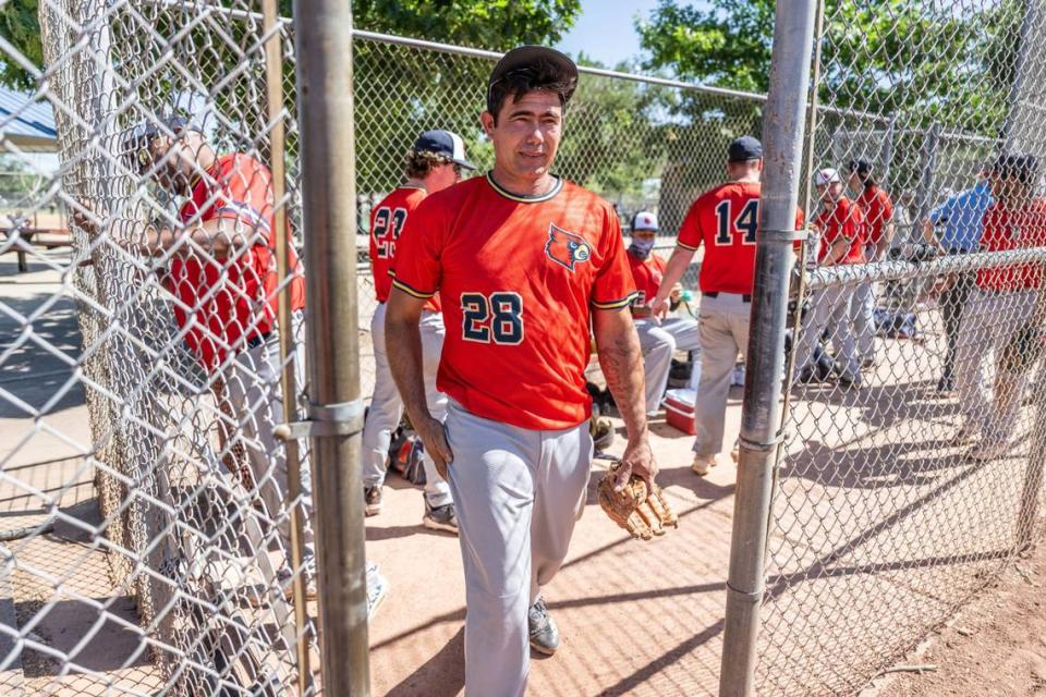 Jorge Gil Laguna, uno de los inmigrantes que volaron a Sacramento el año pasado, se dirige al montículo del lanzador durante su primer partido en la Liga de Béisbol Senior Varonil de Sacramento, a principios de este mes.