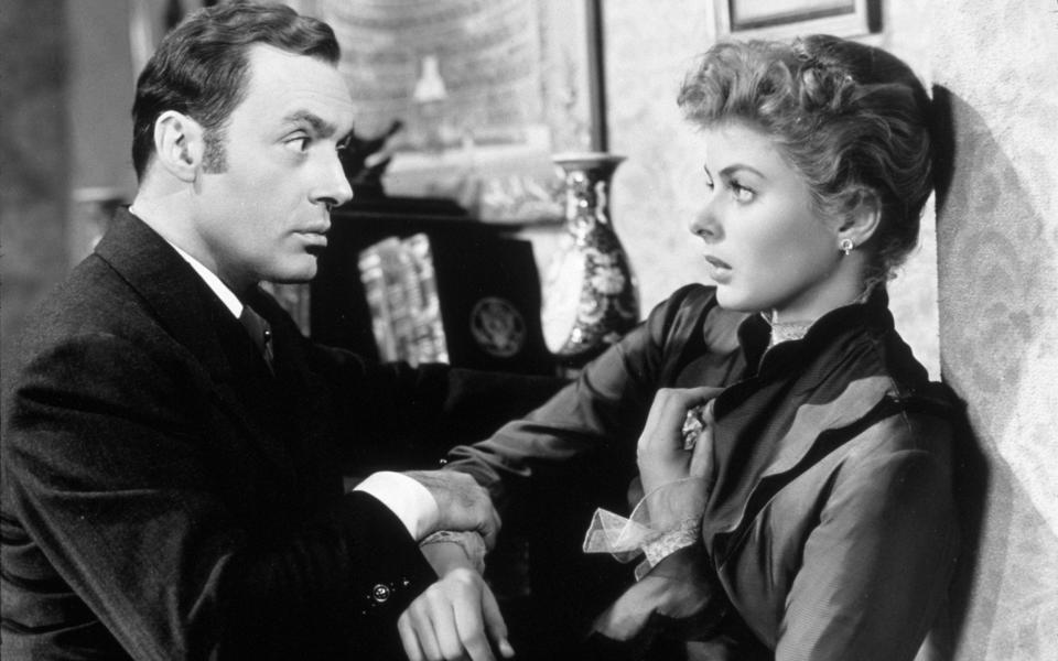 Charles Boyer and Ingrid Bergman in a scene from the 1944 film Gaslight - Alamy