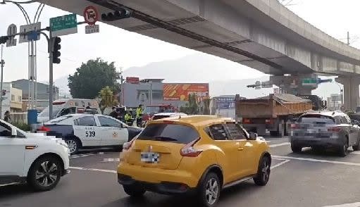 新北女騎士擦撞轎車，下秒遭砂石車輾斃。（圖／東森新聞）