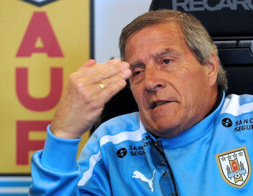 El DT de la selección uruguaya, Oscar Tabárez, habla durante una conferencia de prensa en el Complejo Celeste, en las afueras de Montevideo, el 23 de abril de 2014 (AFP | Miguel Rojo)