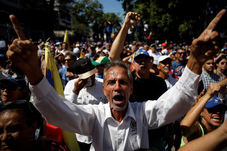 Opposition supporters shout slogans during a gathering with members of Venezuela's National Assembly in La Guaira, Venezuela January 13, 2019. REUTERS/Carlos Garcia Rawlins