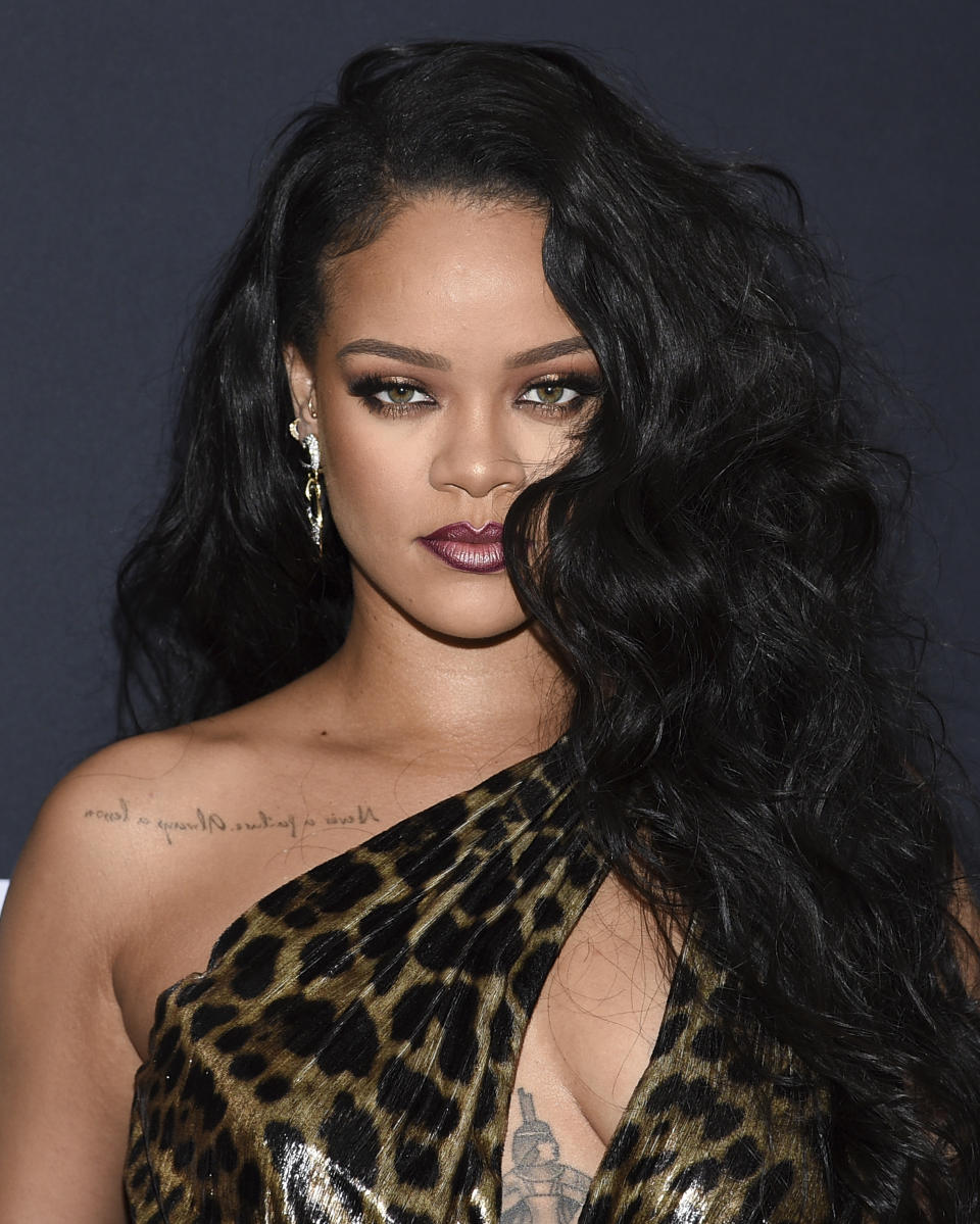 La cantante y diseñadora de modas Rihanna asiste al evento de lanzamiento del libro "Rihanna" en Nueva York el 11 de octubre de 2019. Han pasado cuatro años desde que Rihanna lanzó un álbum, pero la estrella pop de 32 dijo a The Associated Press que ya está trabajando en nueva música. (Foto por Evan Agostini/Invision/AP, Archivo)