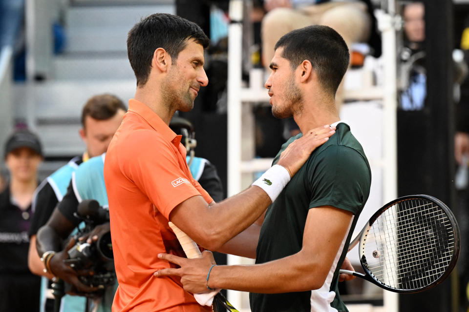Carlos Alcaraz et Novak Djokovic lors de l’Open de Madrid le 7 mai 2022