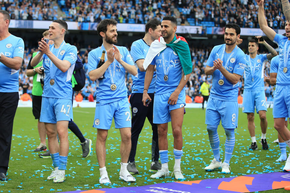 Phil Foden, Bernardo Silva, Riyad Mahrez e Ilkay Gundogan del Manchester City celebran después del partido de la Premier League entre Manchester City y Aston Villa en el Etihad Stadium el 22 de mayo de 2022. (Foto: Simon Stacpoole/Fuera de juego a través de Getty Images)