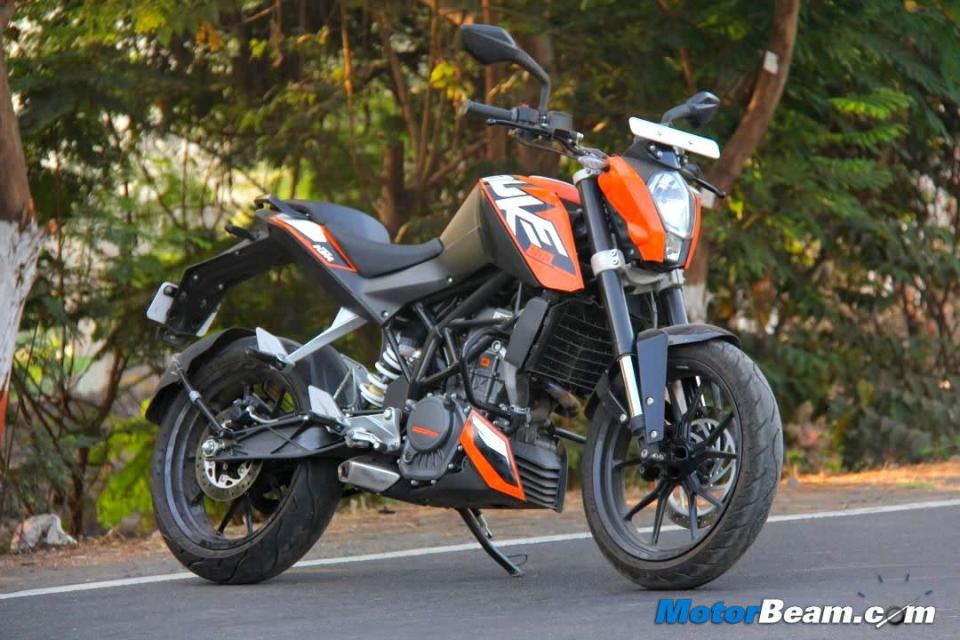 The KTM Duke 200 came and created a buzz. With its distinctive bold looks and exposed body parts, the Duke is a very aggressive looking motorcycle. The machine continues its aggression with its power delivery with the 200cc single cylinder motor producing 25 BHP and 19.2 Nm.