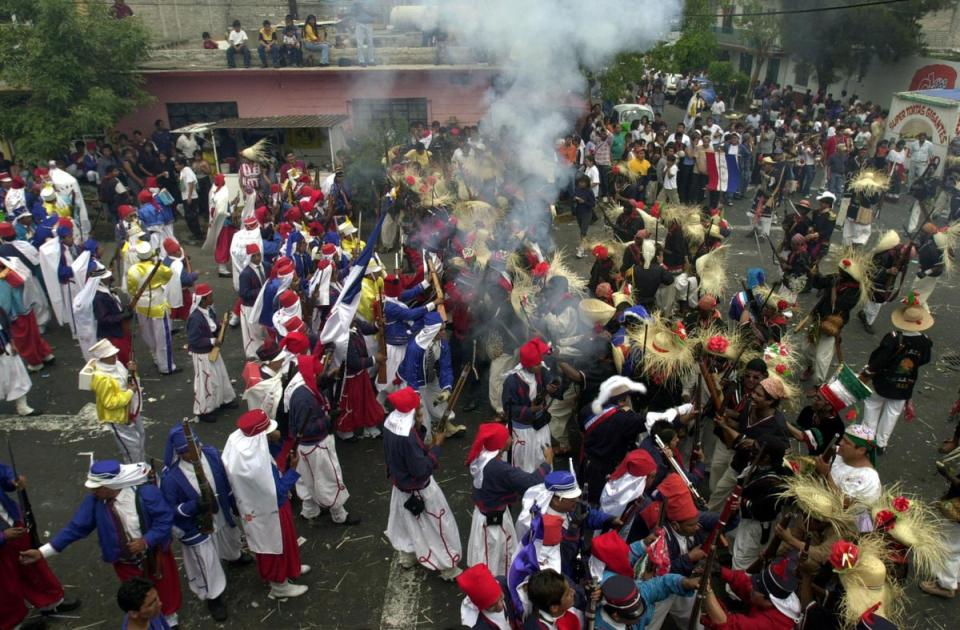 Mexicans re-enact the Battle of Puebla during Cinco de Mayo (Susana Gonzalez / Newsmakers)