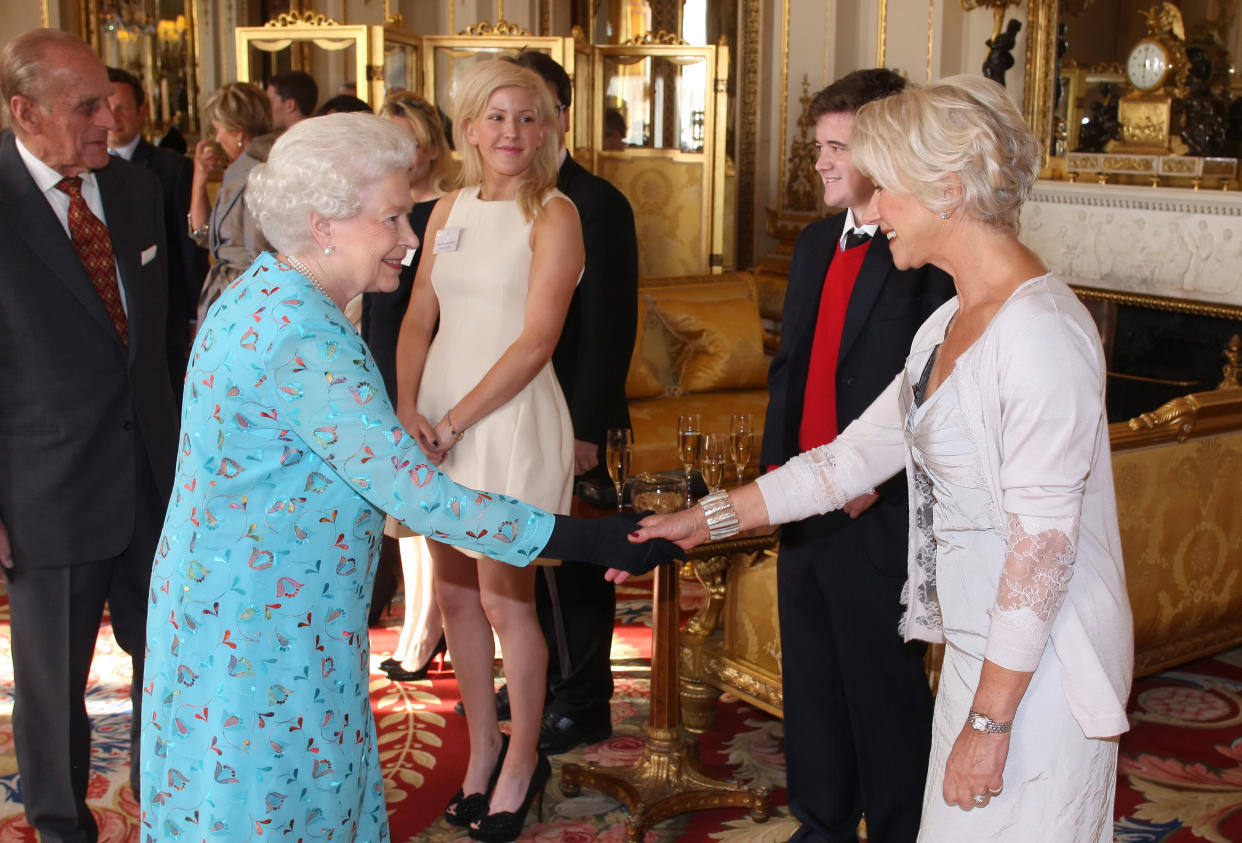 Britain's Queen Elizabeth II (L) shakes (DOMINIC LIPINSKI / AFP/Getty Images)