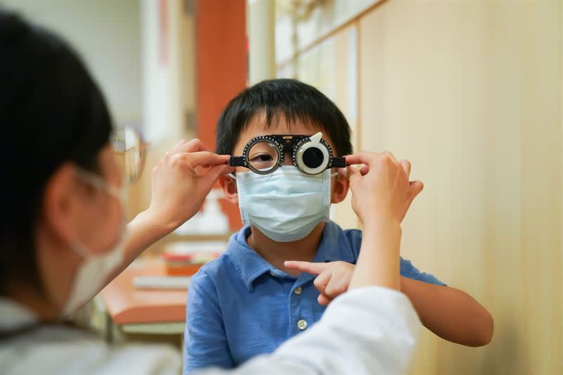 眼科檢查室以視力檢查表、鏡片箱確認兒童近視度數。（圖／台北慈濟醫院提供）