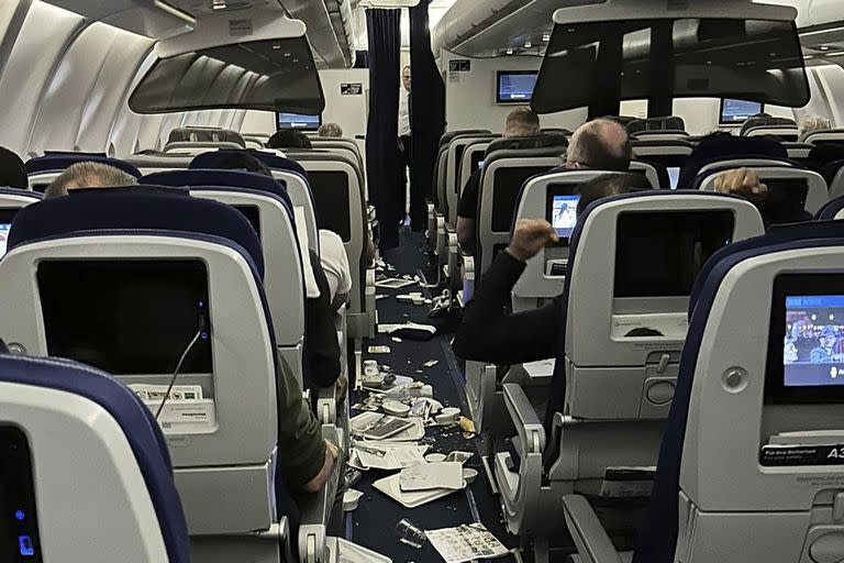 Imagen de la cabina del vuelo 469 de Lufthansa que iba de Austin, Texas, a Fráncfort, Alemania, luego de sufrir una fuerte turbulencia el miércoles 1 de marzo de 2023