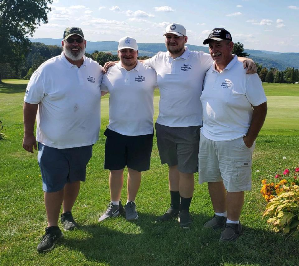 El segundo lugar en el segundo torneo anual de golf John Prete Memorial fueron, de izquierda a derecha, Kevin Kearney, Cordell Galvin, Dakota Galvin y Frank Galvin.