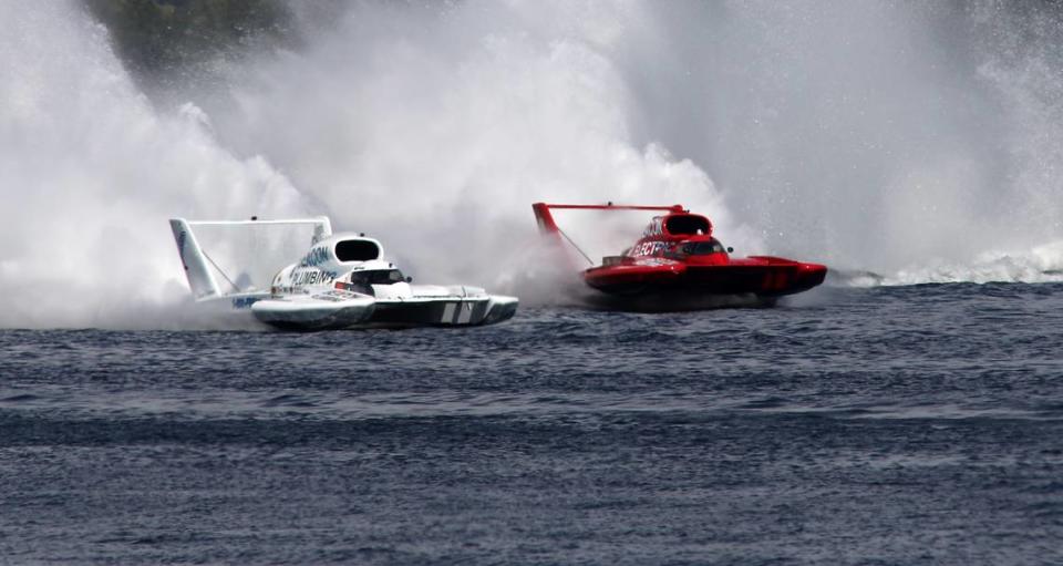 Racing teammates Corey Peabody, left, and J. Michael Kelly mix it up coming out of turn four during Heat 2B of the Columbia Cup unlimited hydroplane race on the Colimbia River in the Tri-Cities. Peabody in the U-9 Miss Beacon Plumbing outpaced Kelly in the U-8 Miss Beacon Electric to win the heat. Bob Brawdy/bbrawdy@tricityherald.com