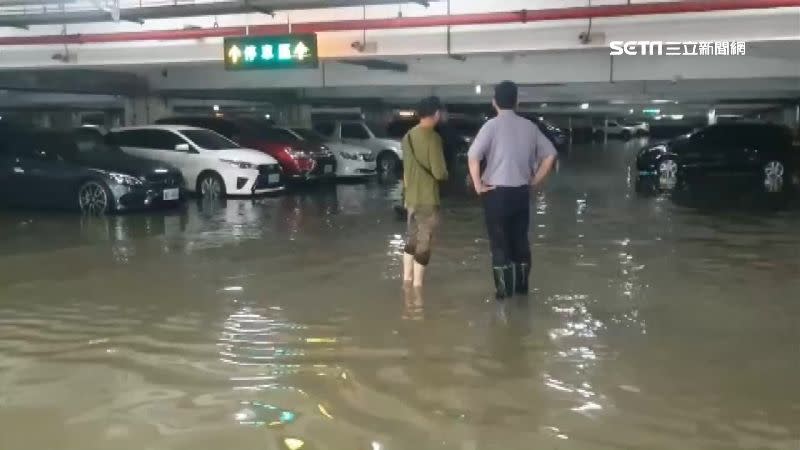 宜蘭大學地下停車場的水淹至小腿肚。