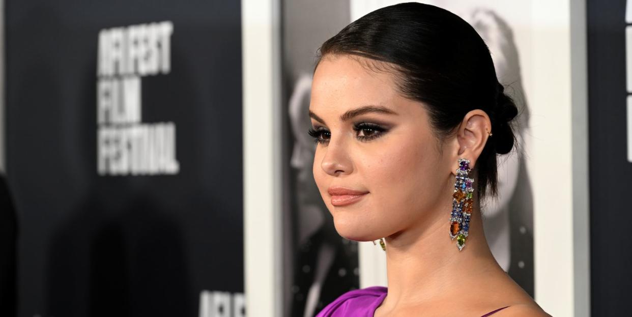selena gomez glows in violet gown at “my mind and me” premiere
