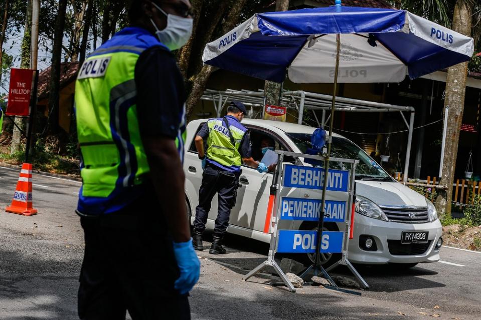 Policemen and Army personnel join forces to man the roadblocks at the entrance and exits to Balik Pulau at Jalan Tun Sardon in Penang April 10, 2020. — Picture by Sayuti Zainudin