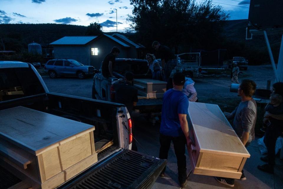 The empty coffins of Rhonita Miller and two of her children are transported to where the funeral services will be held. | César Rodríguez—El País