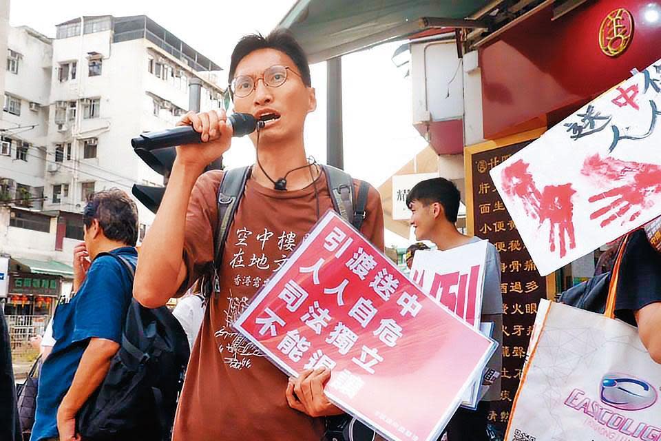 前立法會議員朱凱廸日前被捕。圖為2019年朱凱廸參與反對《逃犯條例》修訂運動，在街頭宣講。（翻攝朱凱廸臉書）