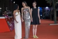 <p>Angelina Jolie entourée de ses filles Zahara et Shiloh dimanche soir à Rome pour la première du film «Les Eternels».</p>