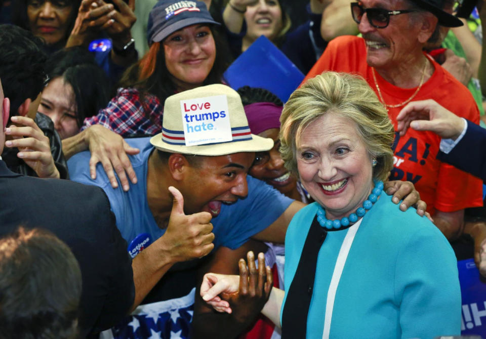 Hillary saluda a sus seguidores durante un acto de campaña en Los Angeles, el jueves 5 de mayo de 2016. (Foto AP/Damian Dovarganes).