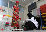 Saida Ahmad Baghili, 18, who has been affected by severe malnutrition, stands on a scale at the al-Thawra hospital in the Red Sea port city of Hodeidah, Yemen November 26, 2016. REUTERS/Abduljabbar Zeyad