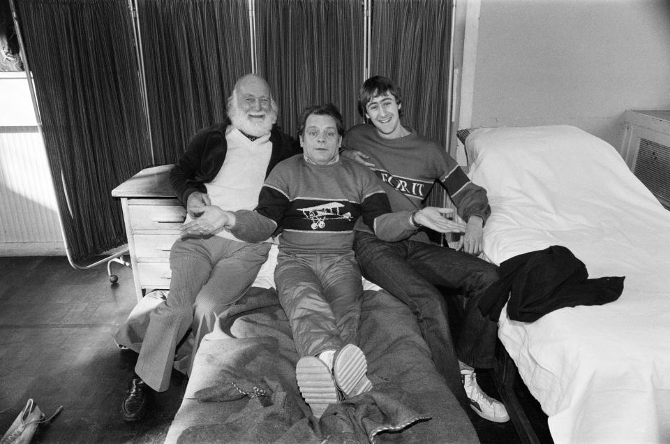 Left to right, Buster Meredith, David Jason and Nicholas Lyndhurst who all appear in the BBC TV comedy series 'Only Fools and Horses', 14th February 1985. (Photo by Carl Bruin/Daily Mirror/MirrorpixGetty Images)