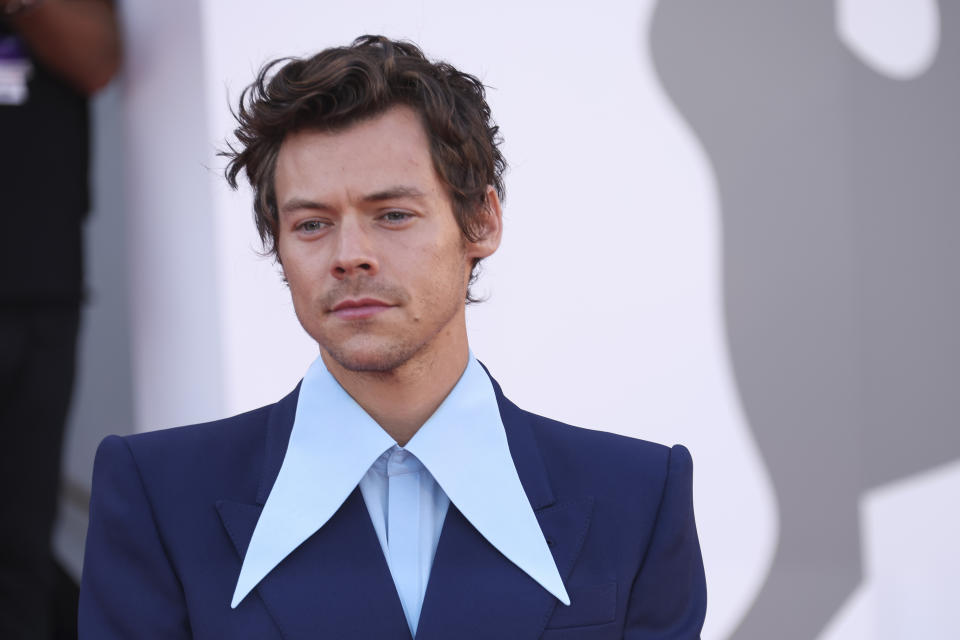 Harry Styles posa a su llegada al estreno de la película "Don't Worry Darling" en la 79a edición del Festival de Cine de Venecia en Venecia, Italia, el lunes 5 de septiembre de 2022. (Foto Joel C Ryan/Invision/AP)