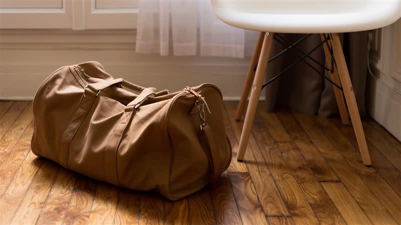 英國一名女子取回行李袋時發現包包「像被燒過一樣」破爛不堪。（示意圖／翻攝自pixabay）