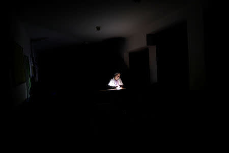 FILE PHOTO: A nurse waits for the electricity to return, at a dialysis centre, during a blackout in Maracaibo, Venezuela, April 13, 2019. REUTERS/Ueslei Marcelino