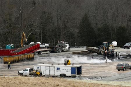 Workers of Cabot Oil & Gas Co. are seen working on field near Montrose, in Pennsylvania, March 24, 2014. REUTERS/Eduardo Munoz