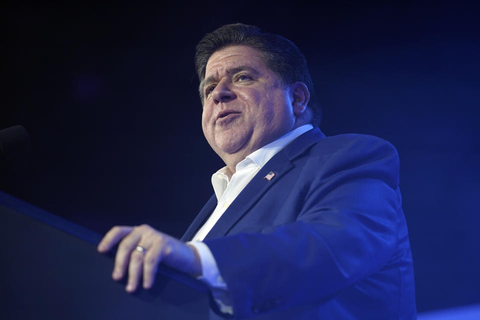 ARCHIVO - El gobernador de Illinois, JB Pritzker, habla antes del presidente, Joe Biden, en un acto con trabajadores automotrices en el Community Building Complex del condado Boone, el 9 de noviembre de 2023 en Belvidere, Illinois. (AP Foto/Evan Vucci, Archivo)