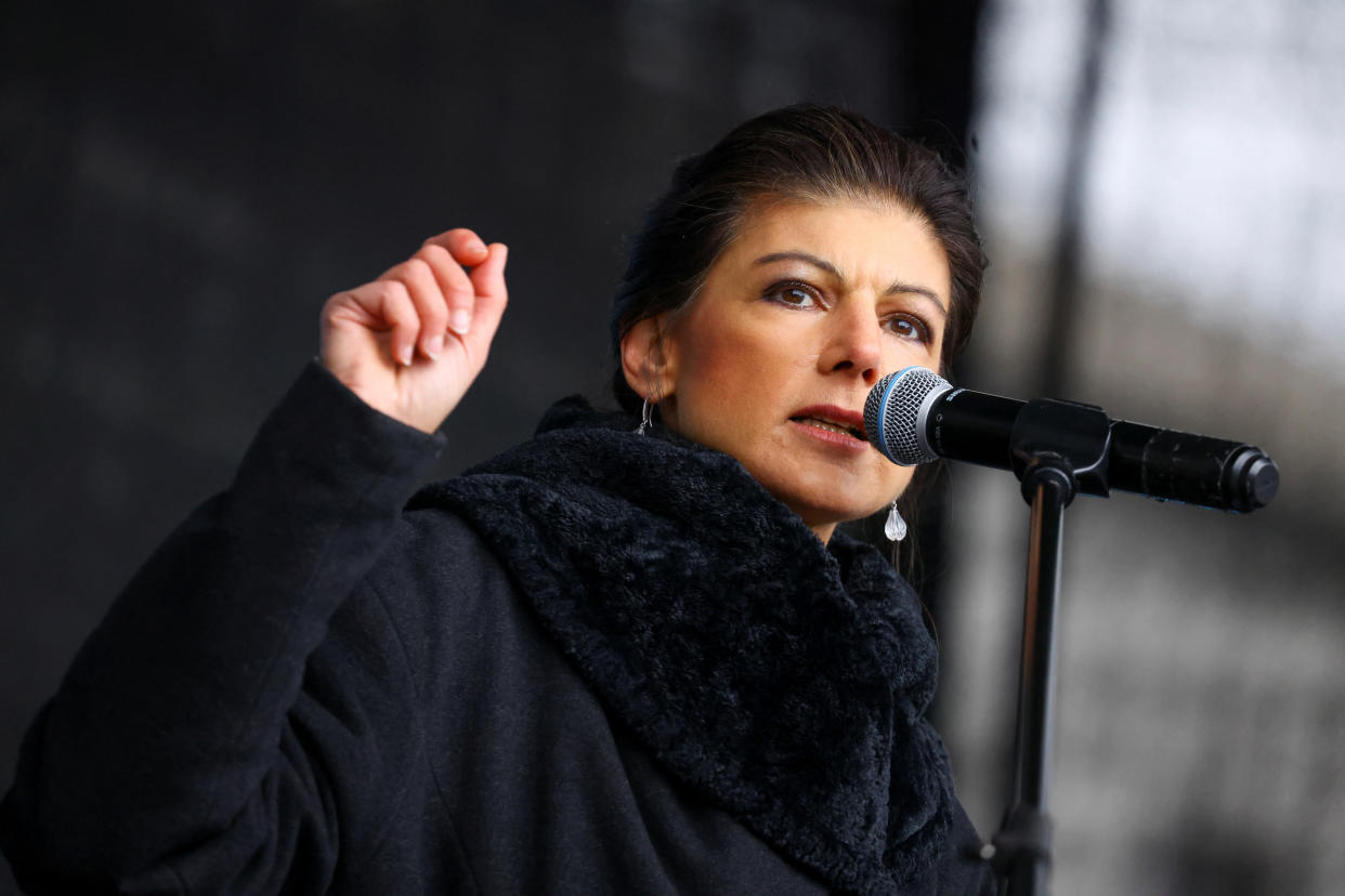 Sahra Wagenknecht beim Auftritt einer Demo gegen die militärische Unterstützung der angegriffenen Ukraine in diesem Februar in Berlin (Bild: REUTERS/Christian Mang)