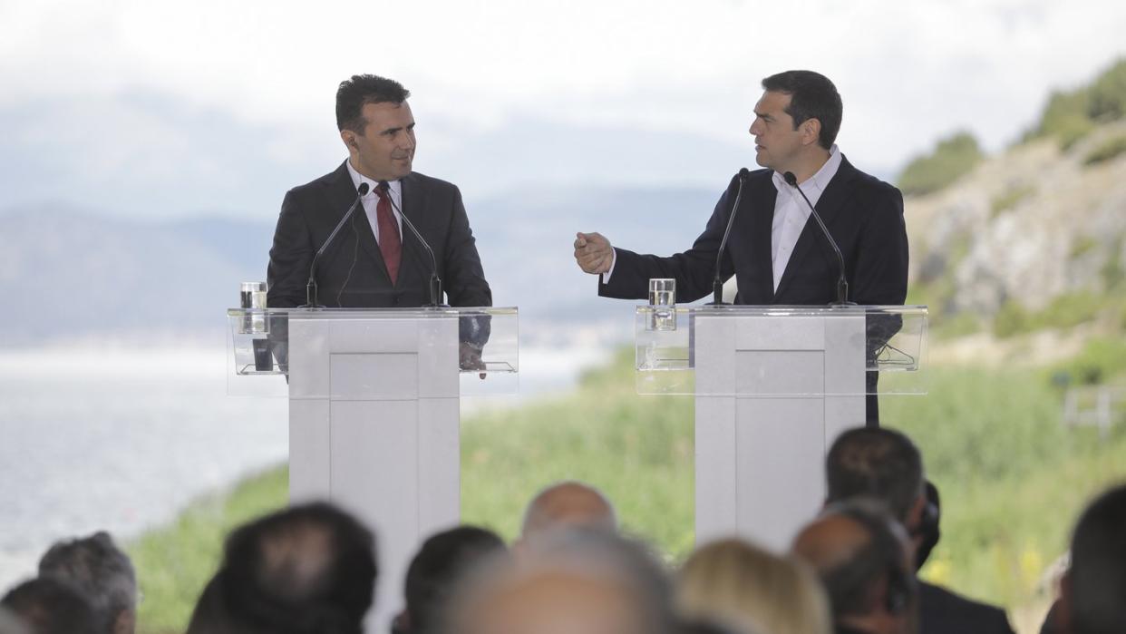 Die Ministerpräsidenten von Mazedonien und Griechenland, Zoran Zaev und Alexis Tsipras unterzeichnen eine Vereinbarung zur Beilegung des seit gut einem Vierteljahrhundert andauernden Streits um den Namen Mazedonien. Foto: Dimitris Tosidis/XinHua