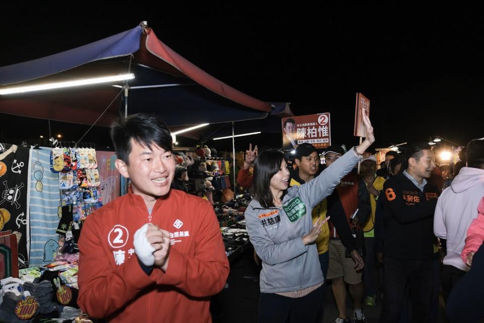 立委洪慈庸今(1)晚與「前線」夥伴，立委林昶佐、台中第二選區立委參選人陳柏惟三人在大雅夜市掃街拜票，受熱烈歡迎。   圖:洪慈庸辦公室/提供