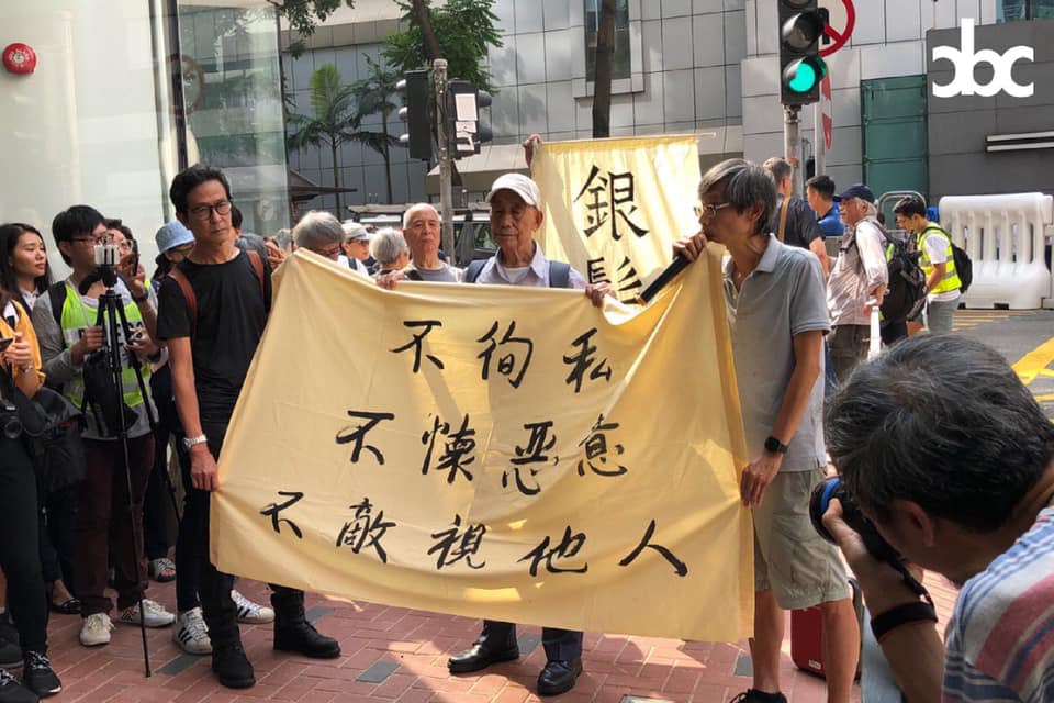 有多名長者於稍早聚集在警總外靜坐，抗議港警胡亂施暴的行動。   圖：翻攝自城市廣播