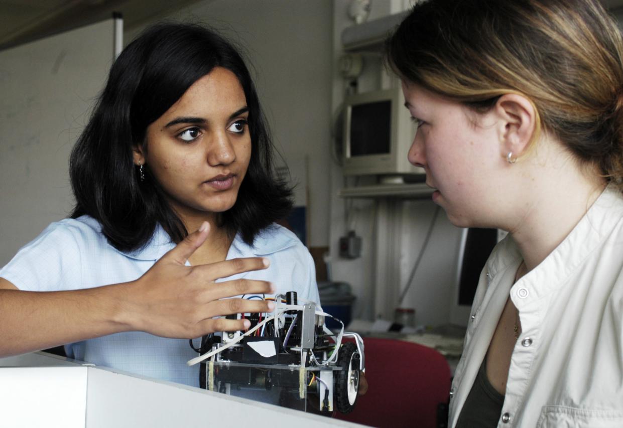 Studentinnen aus Indien und Deutschland an der TU Chemnitz - Copyright: by U. Grabowsky/ picture alliance/photothek