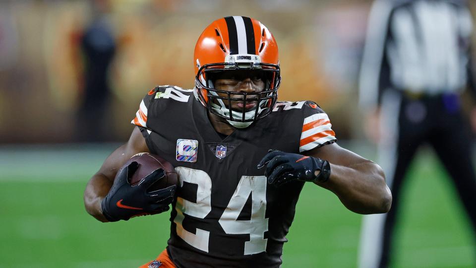 Browns running back Nick Chubb carries the ball during the first half against the Bengals in Cleveland, Monday, Oct. 31, 2022.