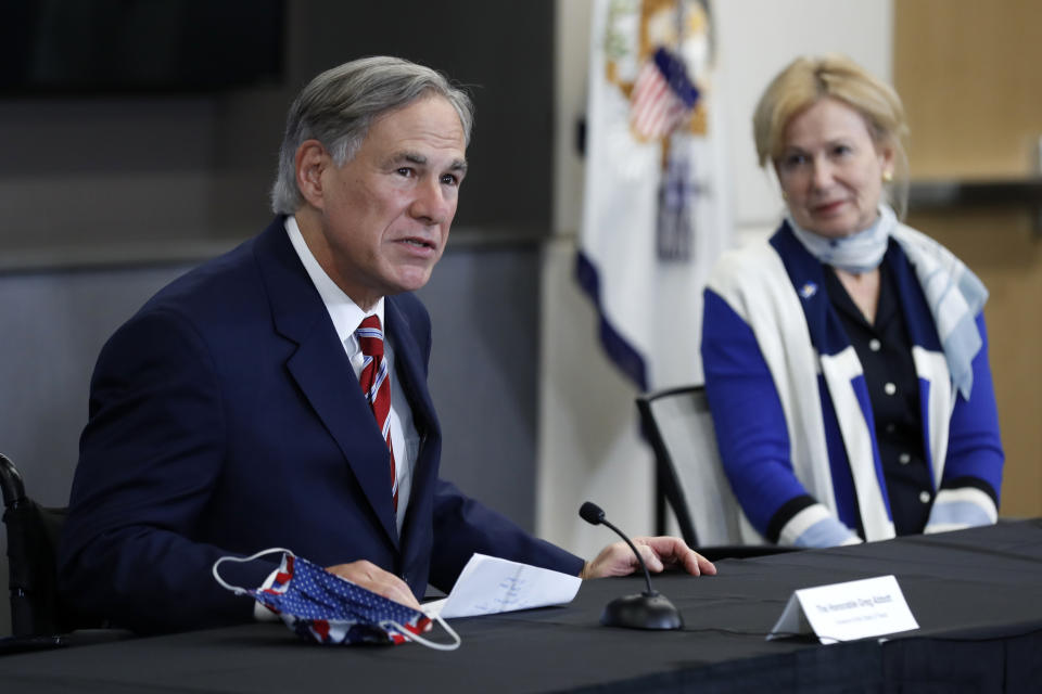 El gobernador de Texas, Greg Abbott, responde a una pregunta ante la mirada de la doctora Deborah Birx, coordinadora de la respuesta al coronavirus de la Casa Blanca, durante una rueda de prensa celebrada luego de que el vicepresidente Mike Pence se reuniera con Abbott e integrantes de su equipo de expertos sanitarios para hablar sobre la COVID-19 en el Centro Médico West Campus de la Universidad de Texas, en Dallas, el domingo, 28 de junio de 2020 (AP Photo / Tony Gutiérrez).