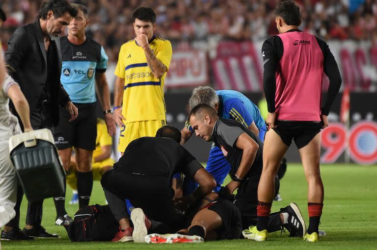 Javier Altamirano, de Estudiantes de La Plata es asistido por el cuerpo médico del equipo en el partido ante Boca, en La Plata. El futbolista se encuentra bien, según expresó el médico del Pincha