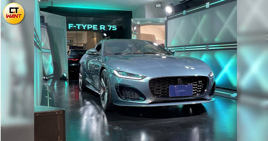 Jaguar台灣捷豹路虎21日發表F-Type R75 Final Edition，導入雙門R75 Coupé、軟頂敞篷R75 Convertible 車型。此為雙門R75 Coupé車型。（圖／劉芯衣攝）