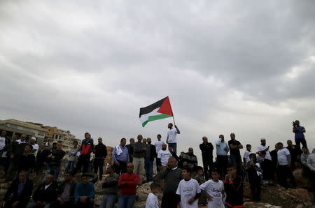 Israeli Arab protesters take part in a demonstration against the outlawing of the Islamic Movement's northern branch, in the northern Israeli-Arab town of Umm el-Fahm November 28, 2015. REUTERS/Ammar Awad